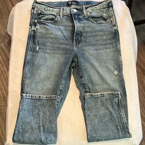 GAP women’s 12/short. High Rise/Vintage Slim lightly distressed jeans.